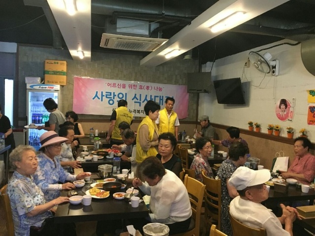 ▲ 광명시 하안2동 누리복지협의체 위원들이 관내 어르신께 건강한 여름나기 식사 대접을 하고 있다. 광명시 제공