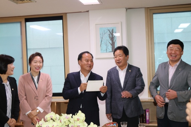 ▲ 19일 오전 9시30분 열린 의회실에서 군의원들과 정동균 군수가 환담을 나누고 있다.