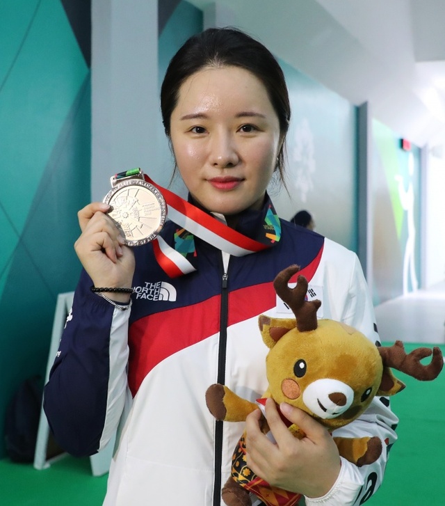 ▲ 20일(현지시간) 2018 자카르타-팔렘방 아시안게임 사격 여자 10미터 공기소총에서 은메달을 획득한 정은혜가 메달을 들어보이고 있다.연합뉴스