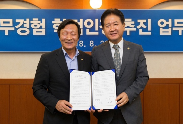 ▲ 20일 서울 육군회관에서 서주석 국방부 차관(오른쪽)과 국내 12개 대학 총장 중 정창주 구미대학교 총장이 군 복무경험 학점인정 추진 업무협약을 맺고 있다, 출처 연합뉴스[국방부 제공]