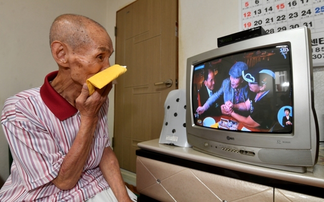 ▲ 이번 남북이산가족 상봉에 선택되지 못한 황해도 출신 이산가족 박찬종 옹(81)이 20일 북한 금강산호텔에서 열린 이산가족 상봉 모습을 시청하며 하염없이 눈물을 흘리고 있다. 박 옹은 