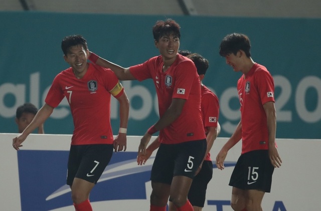 ▲ 20일 오후(현지시간) 2018 자카르타-팔렘방 아시안게임 축구 조별리그 E조 3차전 한국과 키르기스스탄의 경기에서 골을 넣은 손흥민이 선수들과 기쁨을 나누고 있다.연합뉴스