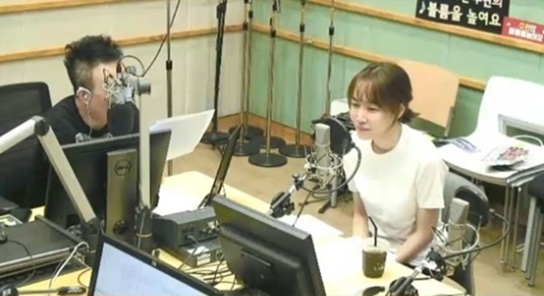 ▲ '라디오쇼'에 출연한 김이나가 아이유의 '좋은날'을 썼던 때를 언급했다. 방송 캡처