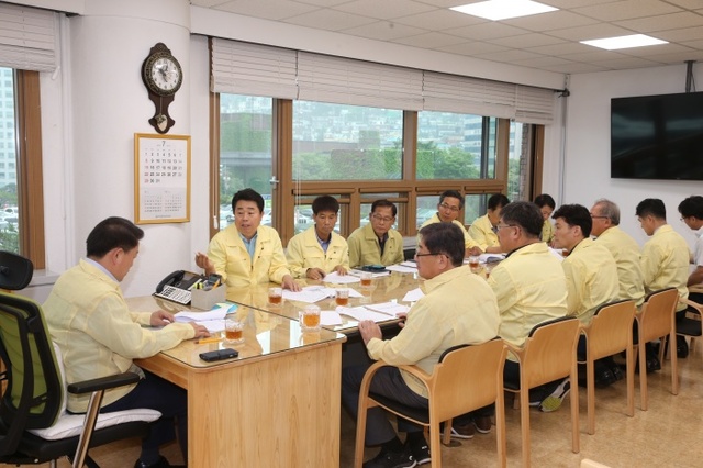 ▲ 박승원 광명시장이 태풍 솔릭 대비 비상체계 운영을 위한 비상간부회의를 주재하고 있다. 광명시 제공