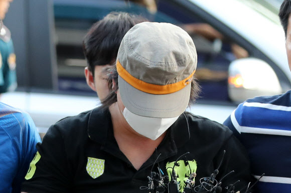 ▲ 21일 오후 ''서울대공원 토막살인 사건''의 용의자 A(34)씨가 경기도 과천시 과천경찰서로 압송되고 있다. 앞서 지난 19일 오전 9시 40분께 서울대공원 인근 등산로 수풀에서 B(51)씨의 시신이 토막나 비닐에 쌓인 채 발견됐다. 이 사건을 수사 중인 경찰은 서울대공원 주변 CCTV 분석을 통해 A씨 차량을 용의차량으로 특정, 추적 끝에 이날 오후 서해안 고속도로 서산휴게소에서 A씨를 붙잡았다. 연합뉴스