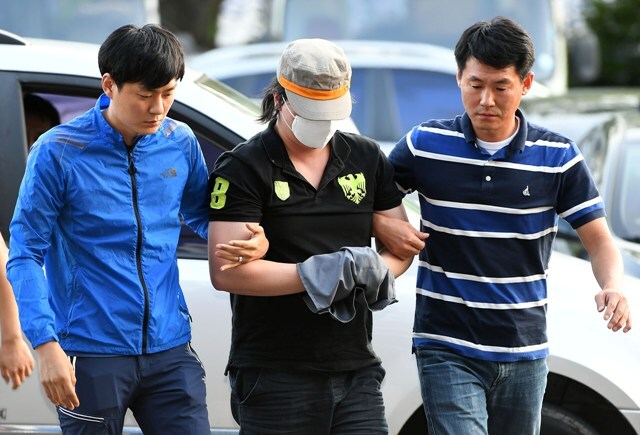▲ 21일 과천경찰서에서 과천 서울대공원 토막살인 사건 유력한 용의자 A(34)씨가 압송되고 있다. A씨는 지난 10일을 전후해 B(51)씨를 살해한 뒤 사체를 청계산 등산로에 유기한 혐의를 받고 있으며 혐의를 인정하는 것으로 전해졌다. 조태형기자
