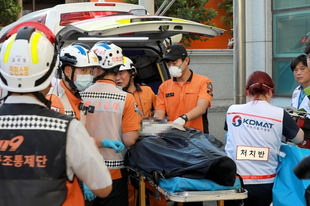 ▲ 21일 오후 3시 43분께 불이 난 인천시 남동구 논현동 한 전자제품 공장에서 소방 구조대원 등이 공장 내부에서 발견된 사망자를 수습하고 있다. 송길호기자