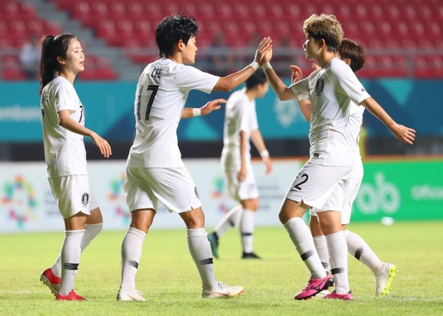 ▲ 21일(현지시간) 2018 자카르타-팔렘방 아시안게임 여자축구 조별리그 예선 한국과 인도네시아의 3차전에서 이현영이 전반 38분 자신의 두번째 골을성공시킨 뒤 동료들과 기뻐하고 있다.연합뉴스