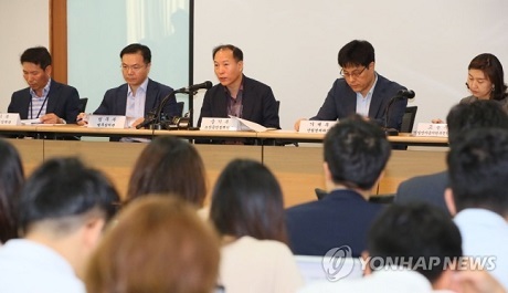 ▲ 22일 서울 여의도 중소기업중앙회에서 조봉환 중소벤처기업부 소상공인정책실장(가운데)과 기재부, 금융위 등 각 부처 실무 대표가 카드수수료 부담·세금 완화 등의 소상공인·자영업자 지원 대책을 발표했다. 사진/연합뉴스