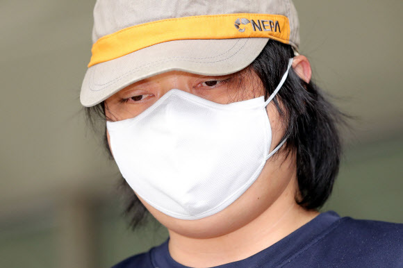 ▲ 노래방 손님을 말다툼 끝에 살해한 뒤 시신을 훼손해 서울대공원 인근에 유기한 혐의를 받는 변모(34)씨가 23일 오전 영장실질심사를 위해 안양시 안양동안경찰서를 나서고 있다. 연합뉴스