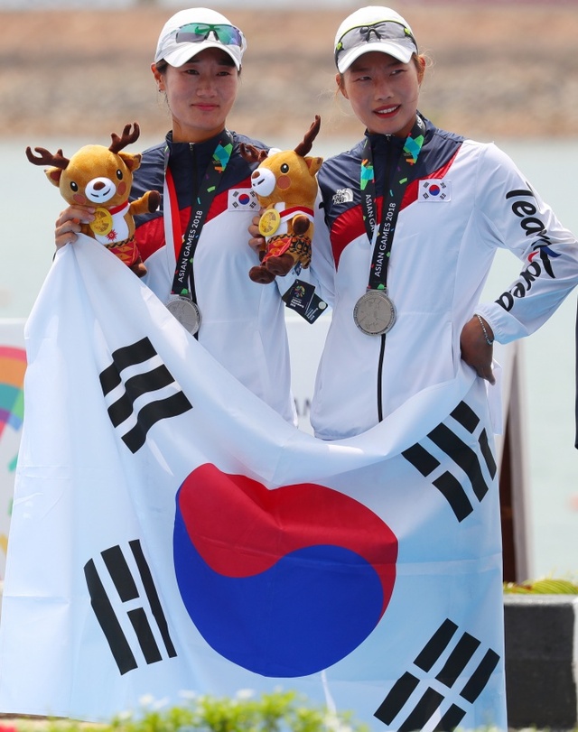 ▲ 23일 인도네시아 팔렘방 자카바링 스포츠 시티 조정경기장에서 열린 제18회 자카르타-팔렘방 아시안게임 조정 여자 더블스컬에서 은메달을 획득한 김슬기(왼쪽)와 김예지가 기념촬영을 하고 있다.연합뉴스
