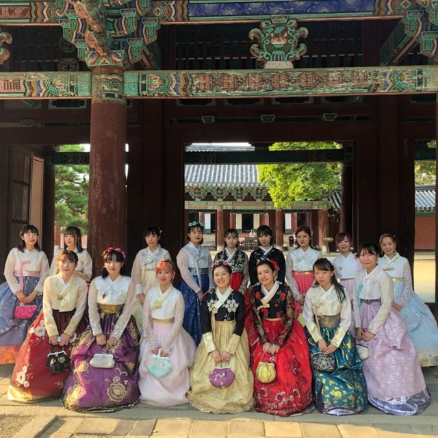 ▲ 일본 대학생들이 전주 한옥마을에서 한복을 입고 한국문화를 체험하고 있다.