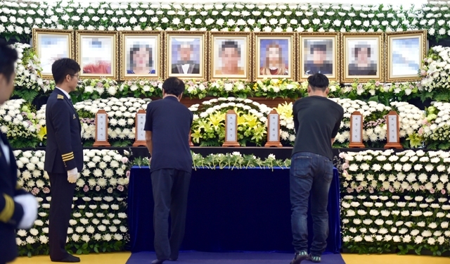 ▲ 23일 인천시 남동구 가천대 길병원에 차려진 남동공단 세일전자 화재 희생자 9명의 합동분향소에서 조문객이 헌화하고 있다.  송길호기자