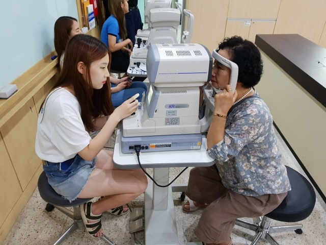 ▲ 국민연금 경인지역본부 동남보건대와 돋보기제작 행사2