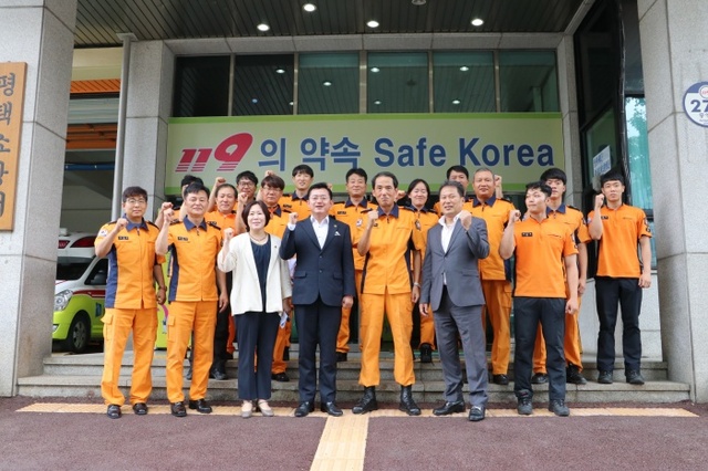 ▲ 평택소방서 중앙위원 격려 방문 서현옥(좌),박근철(중앙),양경석(우)2