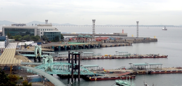 ▲ 제19호 태풍 '솔릭'이 제주도 등을 강타한 23일 오후 아직 태풍의 영향권에 들지 않은 화성 궁평항에서 어민들이 육지로 대피시킨 어선주변에 삼삼오오 모여 불안한 기색을 보이고 있다. 기상청은 이번 태풍이 24일 새벽 전북 군산 인근에 상륙할 것으로 예보했다. 김시범기자
