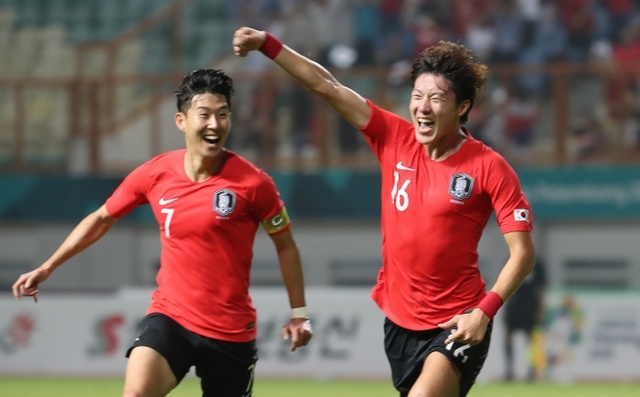 ▲ 23일 오후 제18회 자카르타-팔렘방 아시안게임 축구 16강 한국과 이란의 경기에서 황의조가 선제골을 넣은 뒤 손흥민과 함께 환호하고 있다.연합뉴스