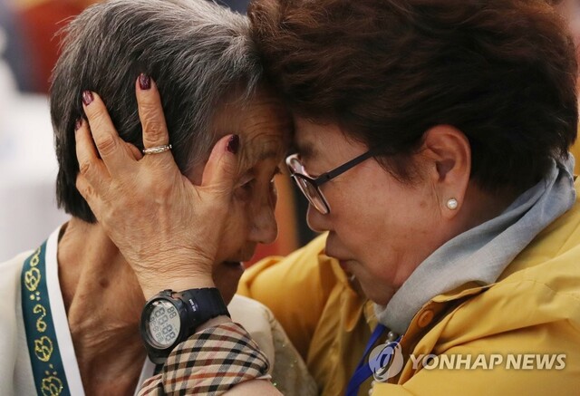 ▲ 21차 이산가족 상봉행사 2회차 둘째날인 25일 오후 북한 금강산이산가족면회소에서 열린 단체상봉에서 북측 박봉렬(85) 할머니가 남측 동생 박춘자(77) 씨와 머리를 맞대고 있다. 연합뉴스
