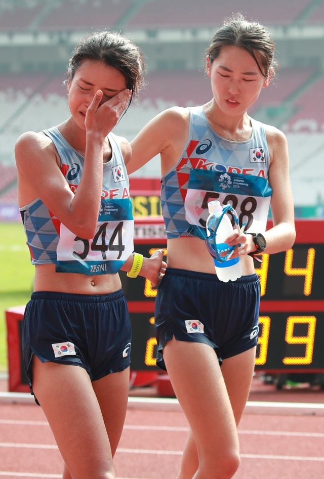 ▲ 26일 오전(현지시간) 제18회 자카르타-팔렘방 아시안게임(AG) 여자 마라톤 경기에서 4위로 결승선을 통과한 한국 최경선(오른쪽)이 6위로 들어온 김도연이 눈물을 흘리자 위로하고 있다.연합뉴스