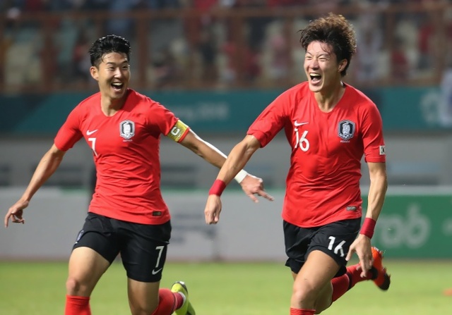 ▲ 제18회 자카르타-팔렘방 아시안게임 남자 축구에서 한국 대표팀의 공격을 이끌고 있는 손흥민(왼쪽), 황의조 26세 와일드카드 듀오.연합뉴스