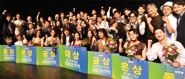 25일 용인 포은아트홀에서 열린 ‘2018 뮤지컬 스타 페스티벌’ 본선에서 시상식을 마친 각 부문 수상자 및 참가자들이 기념촬영을 하고 있다. 이번 행사는 용인문화재단, 한국뮤지컬협회 경기도지회, 경기일보가 공동 주최했다. 전형민기자