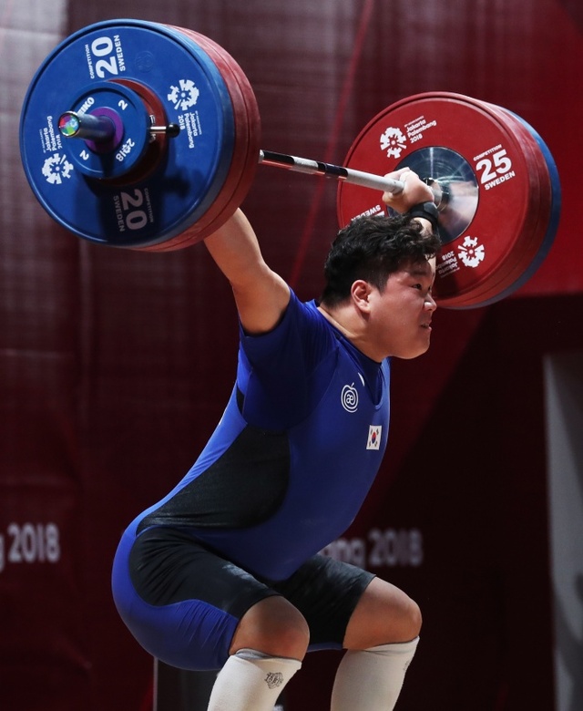 ▲ 26일 오후 제18회 자카르타ㆍ팔렘방 아시안게임(AG) 남자 역도 105kg급 경기에서 서희엽이 인상 3차 시기에바벨을 들어 올리고 있다.연합뉴스