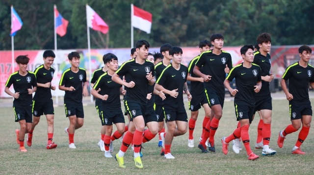 ▲ 27일 오후 6시 우즈베키스탄을 상대로 제18회 자카르타ㆍ팔렘방 아시안게임 남자 축구 숙명의 8강 대결을 펼치게 될 한국 축구대표팀이 런닝으로 결전의 의지를 다지고 있다.연합뉴스