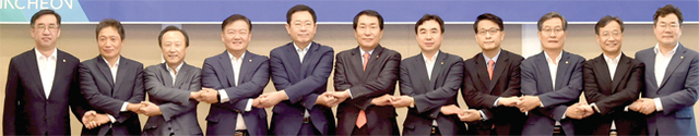 ▲ 박남춘(왼쪽 다섯 번째) 인천시장이 27일 국회 귀빈식당에서 지역 국회의원과 민선 7기 정책간담회를 개최하고 나서 손을 맞잡으며 기념촬영 하고 있다. 인천시청 제공