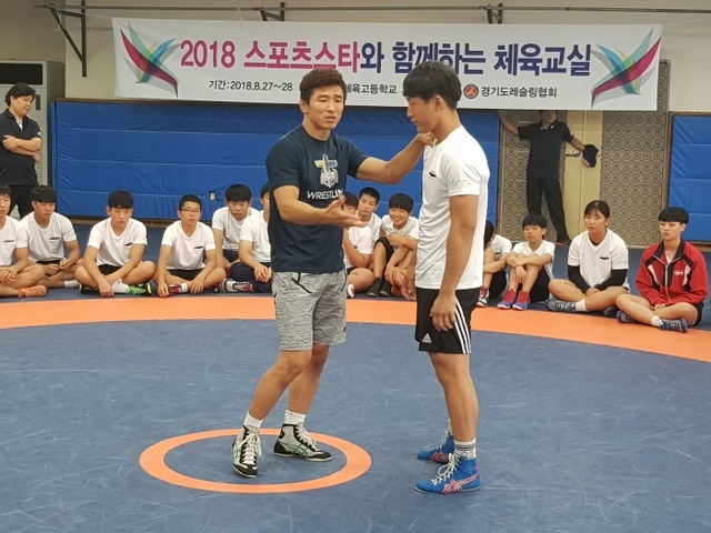 ▲ 27일 ‘2018 스포츠스타와 함께하는 체육교실’에서 김대성 코치가 상황별 대처요령을 강의하고 있다