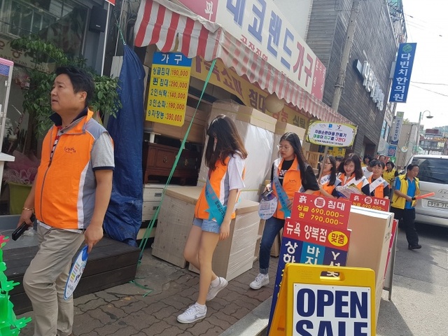 ▲ 1.+음식물쓰레기+줄이기+캠페인을+하고+있는+심곡본동+자원순환+시버마을+주민추진단+및+학생봉사단원들