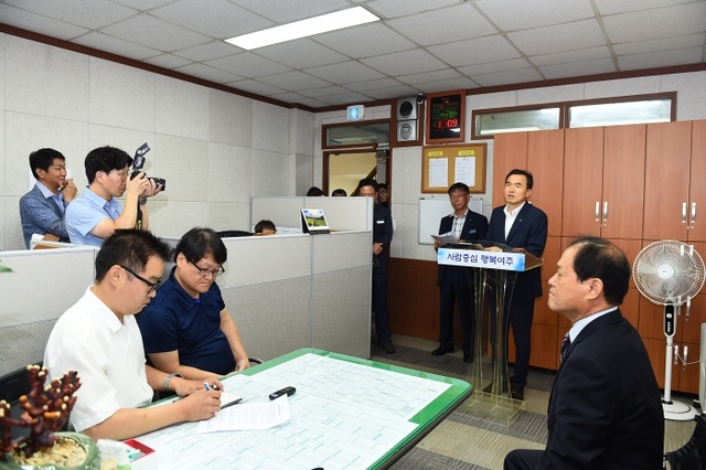 ▲ 이항진 시장 긴급 기자회견