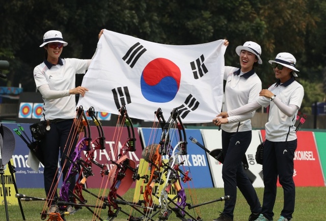 ▲ 28일 오후 제18회 자카르타·팔렘방 아시안게임 양궁 여자 컴파운드 단체전 결승에서 금메달을 획득한 최보민(왼쪽부터), 소채원, 송윤수가 기뻐하고 있다.연합뉴스