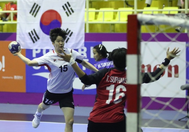 ▲ 한국 여자 핸드볼 대표팀이 30일 제18회 자카르타·팔렘방 아시안게임 결승전에서 중국을 상대로 2연패 달성에 도전한다. 사진은 지난 27일 태국과의 준결승전에서 최수민이 슈팅을 날리고 있는 모습.연합뉴스