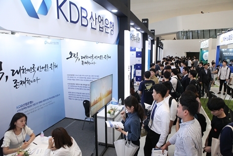금융권 공동 채용박람회장을 찾아 현장면접을 보기 위해 대기하고 있는 구직자들의 모습. 사진/은행연합회﻿