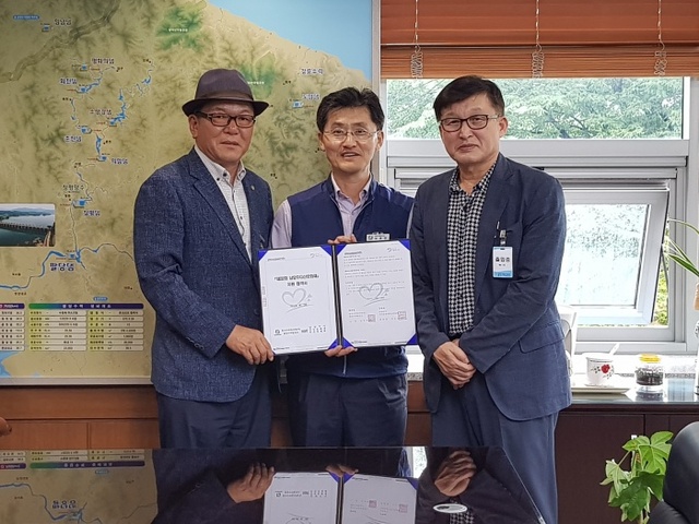▲ 0829[문화예술과]남양주시-(주)팔당수력발전소 남양주다산문화제 지역문화진흥 협약 체결 사진1(왼쪽 다산문화제추진위원장, 가운데 팔당발전소장, 오른쪽 문화예술과장)