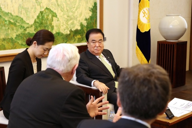 ▲ 문희상 국회의장은 29일 미국 전직 의원단 및 워싱턴타임즈紙 대표단 예방 받았다. 사진=국회제공
