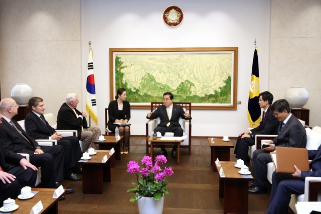 ▲ 문희상 국회의장은 29일 미국 전직 의원단 및 워싱턴타임즈紙 대표단 예방 받았다=국회제공
