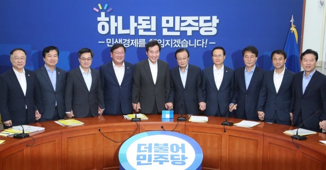 ▲ 30일 오전 국회에서 열린 고위당정협의에서 김동연 경제부총리 겸 기획재정부 장관, 더불어민주당 김태년 정책위의장(성남 수정)·이낙연 국무총리·민주당 이해찬 대표·홍영표 원내대표(인천 부평을)·장하성 청와대 정책실장 등 참석자들이 손을 맞잡고 있다. 연합뉴스