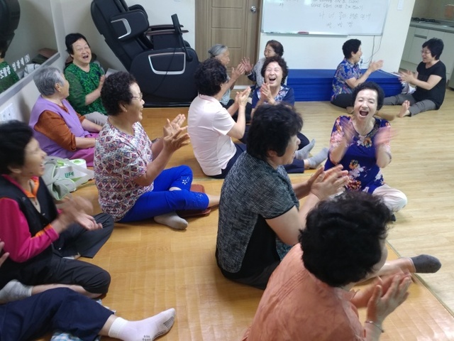 ▲ 은빛사랑채웃음치료