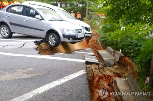 서울 금천구 가산동에 위치한 한 아파트 단지에 땅꺼짐(싱크홀) 현상이 나타났다. 연합뉴스