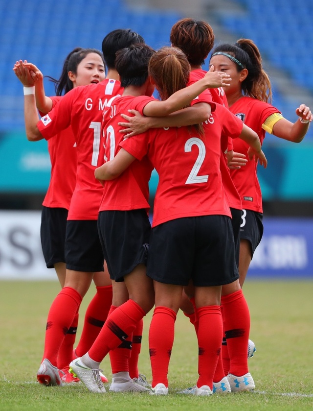 ▲ 31일 제18회자카르타-팔렘방 아시안게임 여자축구 동메달 결정전 한국과 대만의 경기에서 지소연이 선취골을 넣은 뒤 동료들의 축하를 받고 있다.연합뉴스
