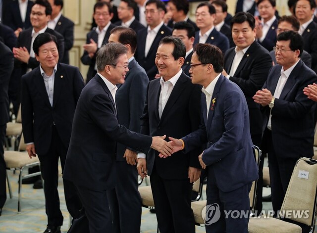 당장청 전원 회의에 참석한 참석자들과 인사늘 나누고 있는 문재인 대통령/연합뉴스 제공