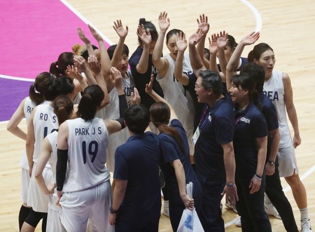 ▲ 1일 인도네시아 자카르타 겔로라 붕 카르노(GBK) 이스토라 농구장에서 열린 2018 자카르타·팔렘방 아시안게임 여자농구 결승 남북 단일팀 대 중국의 경기에서 패한 남북단일팀 로숙영과 박지수 등 선수들이 서로를 격려하고 있다. 연합뉴스