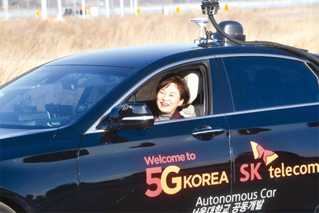 2월 5일 화성시 한국교통안전공단 자동차안전연구원 내 자율주행자동차 실험도시(K-City)에서 열린 5G로 대화하는 자율주행자동차시연회에 김현미 국토교통부 장관을 태운 자율주행 차량이 시험주행을 시작하고 있다.