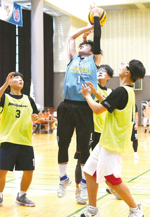 제13회 과천토리배 전국3on3농구대회가 열린 11일 과천시민회관체육관에서 참가 선수가 슈팅을 시도하고 있다.