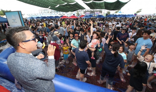 ▲ 포도축제 포도밟기 체험모습2