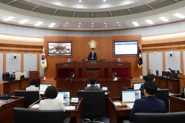 ▲ 31일 오전 오산시의회 본회의장에서 오산시의회 제235회 임시회 제2차 본회의가 열리고 있다.