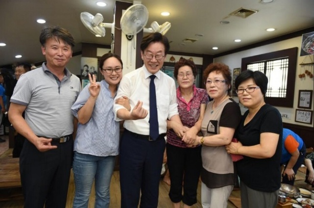 ▲ 이재명 지사가 8월 9일 청원경찰, 환경미화원과 기념촬영을 하고 있다.
