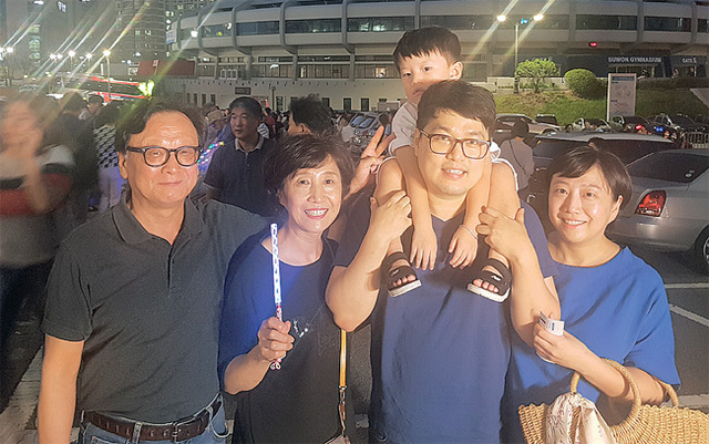 3대가 함께 공연장을 찾은 한영남씨 가족.