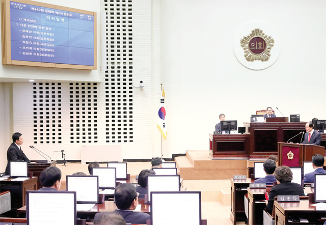 ▲ 지난달 31일 인천시의회 본회의장에서 열린 제1차 정례회 제2차 본회의에서 박남춘 인천시장이 윤재상 의원의 질문에 답하고 있다. 인천시의회 제공